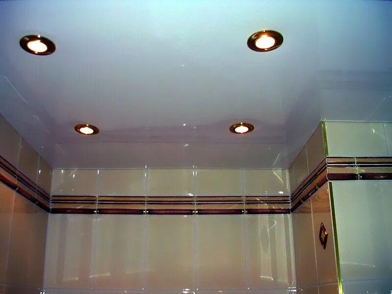 Точечные светильники в ванную. Натяжной потолок с точечными светильниками в ванной. Расположение светильников в ванной на потолке. Размещение светильников в ванной на потолке.