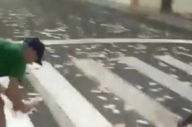 Пацан украл кроссовки в бразилии. Чел украл кроссовки в бразилии. расправы бразилия за воровство. чел стырил кроссовки в бразилии.