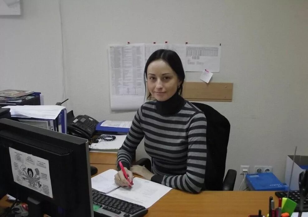 офис менеджер. офис менеджер сургут. профессия - секретарь. секретарша за телефоном. девушка офис менеджер.