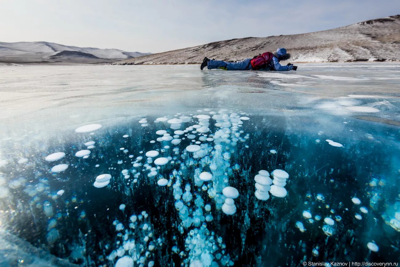 Замерзающая вода в воздухе. Лед Байкала. Метановые пузыри на Байкале. Бирюзовый лед Байкала. Озеро Байкал зимой прозрачный лед.