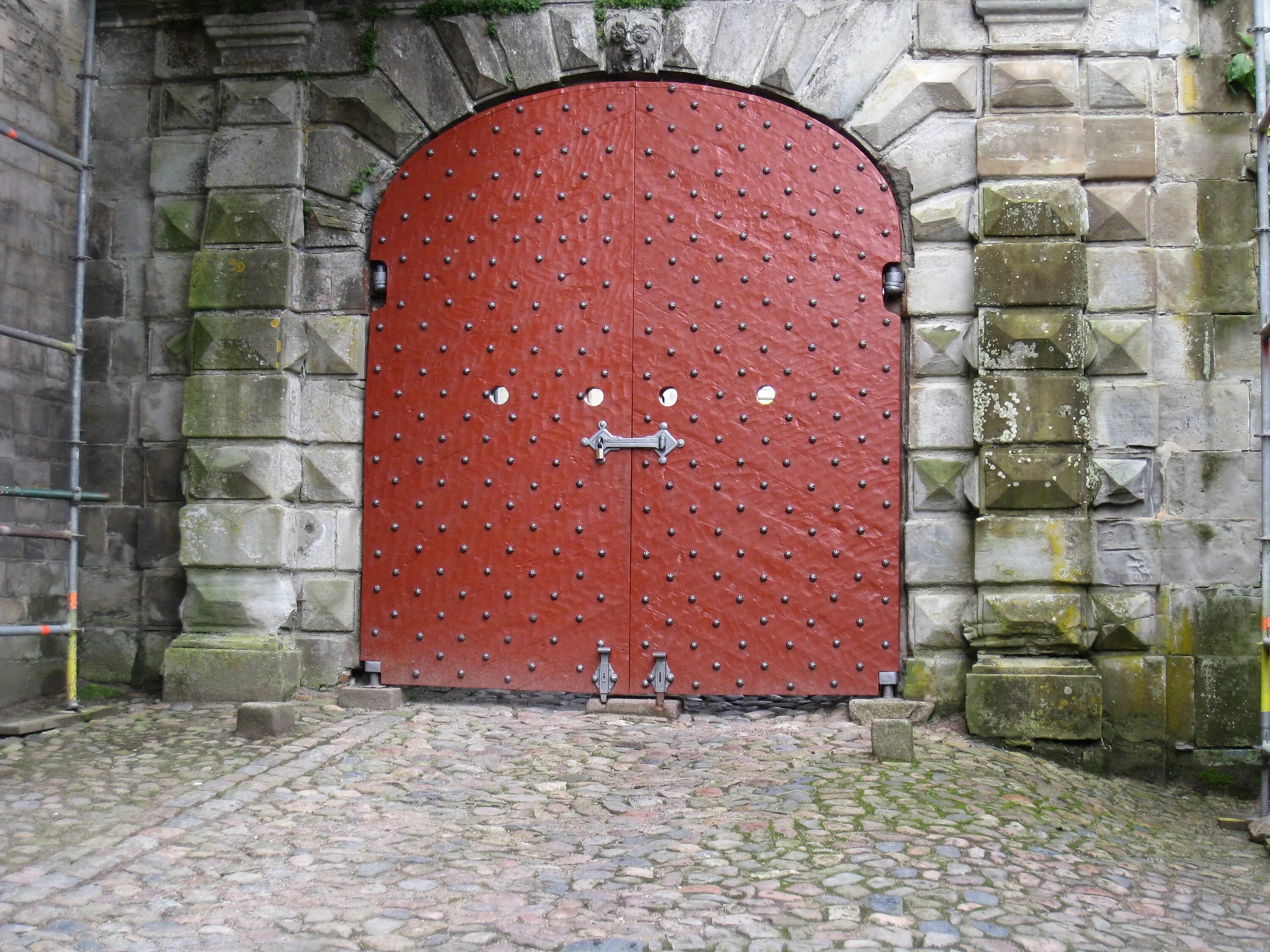 Открытые ворота замка. Ворота-врата,МОРОМОР-. Ворота в Дании. Ворота крепости. Ворота замка.
