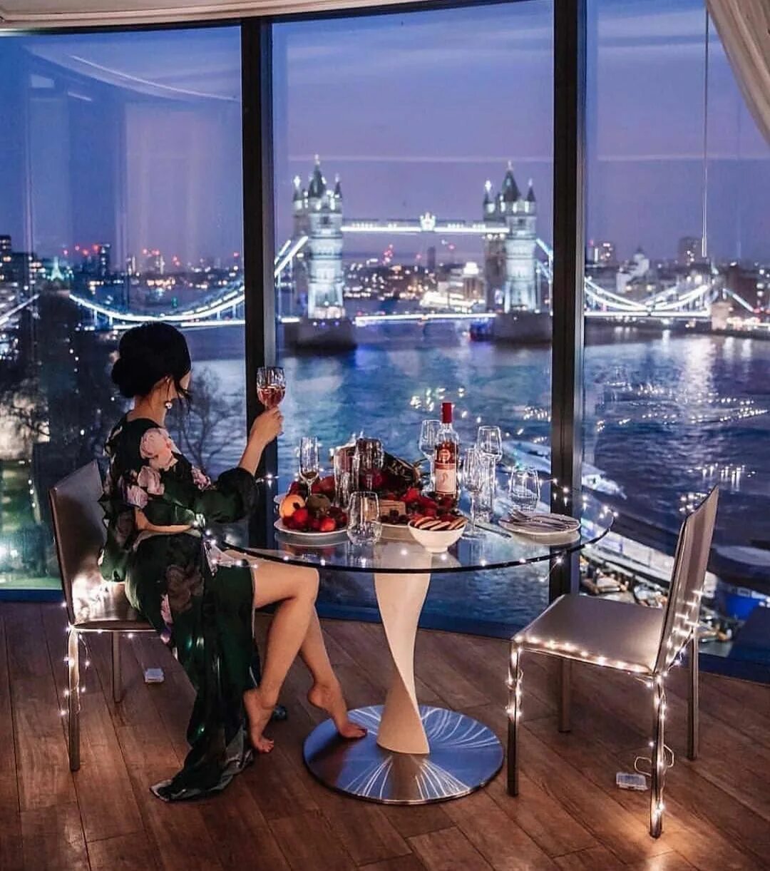 Красиво шить не запретишь. Шикарно живем. Библиотекарь. Атрибуты роскошной жизни. Шикарно живем.