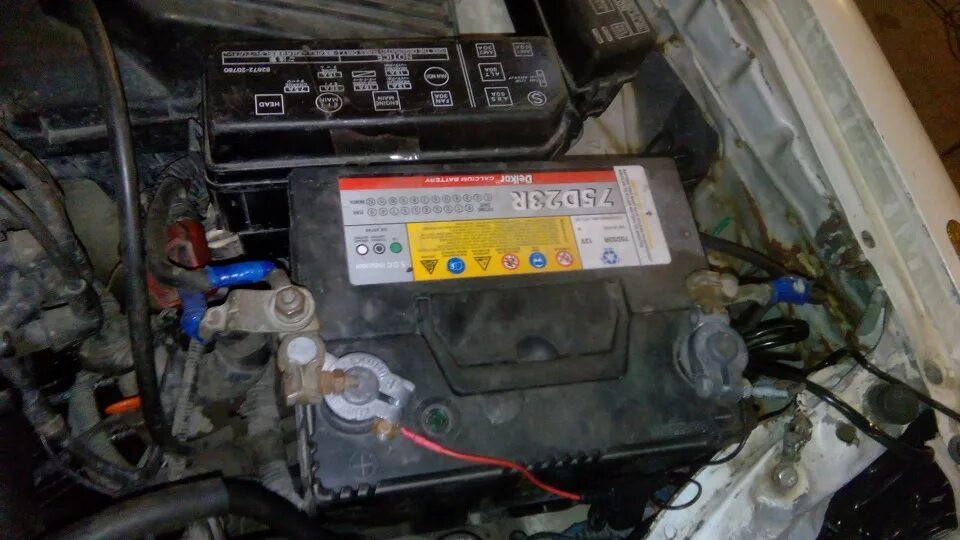 Toyota carina аккумулятор. Тойота корона акб. Тойота премио акб. Toyota corona premio акб. Акб на crown s141.