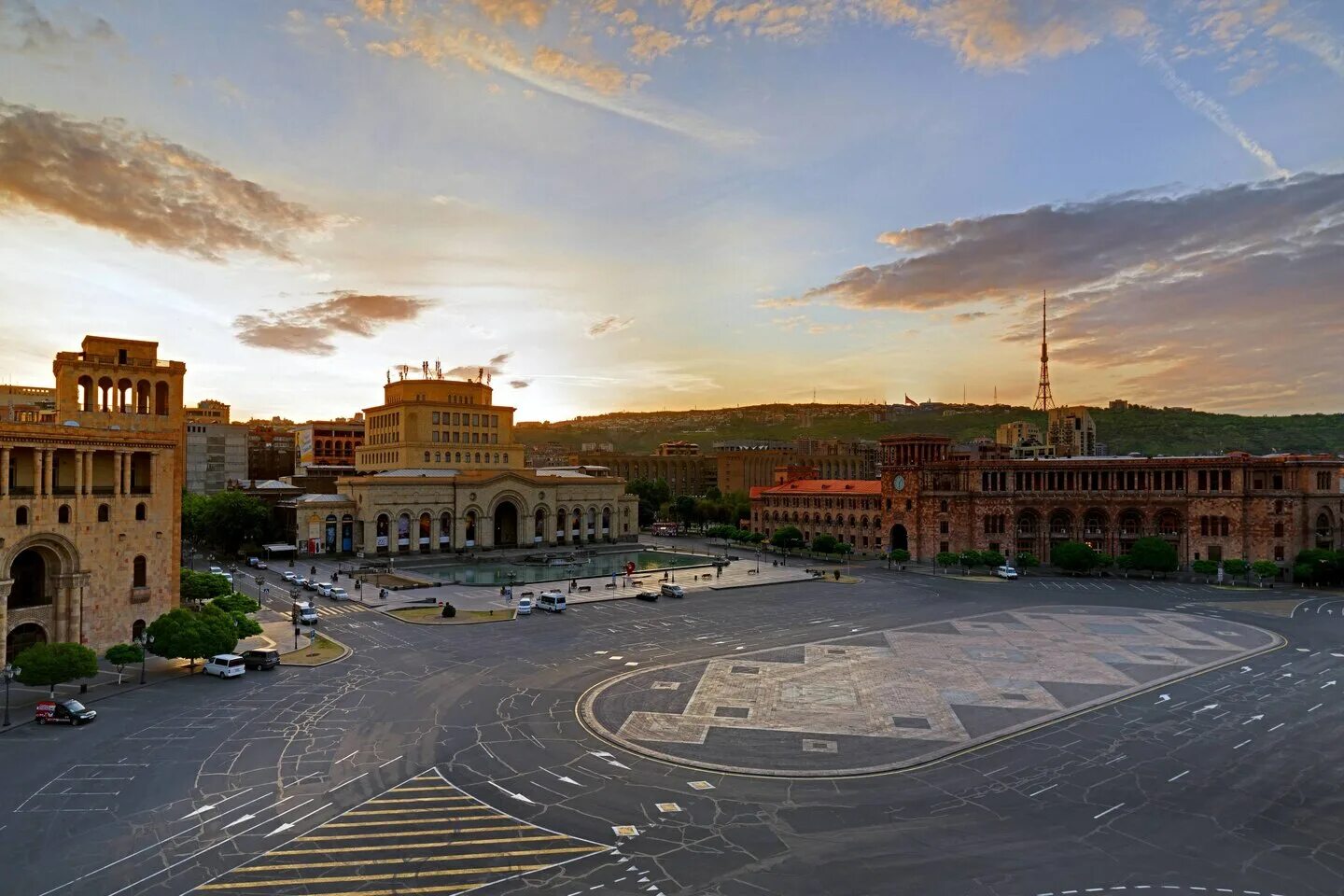 Г ереван республика. Площадь Республики Ереван. Площадь Republic Square Ереван. Армения Ереван площадь Республики. Центральная площадь Еревана.