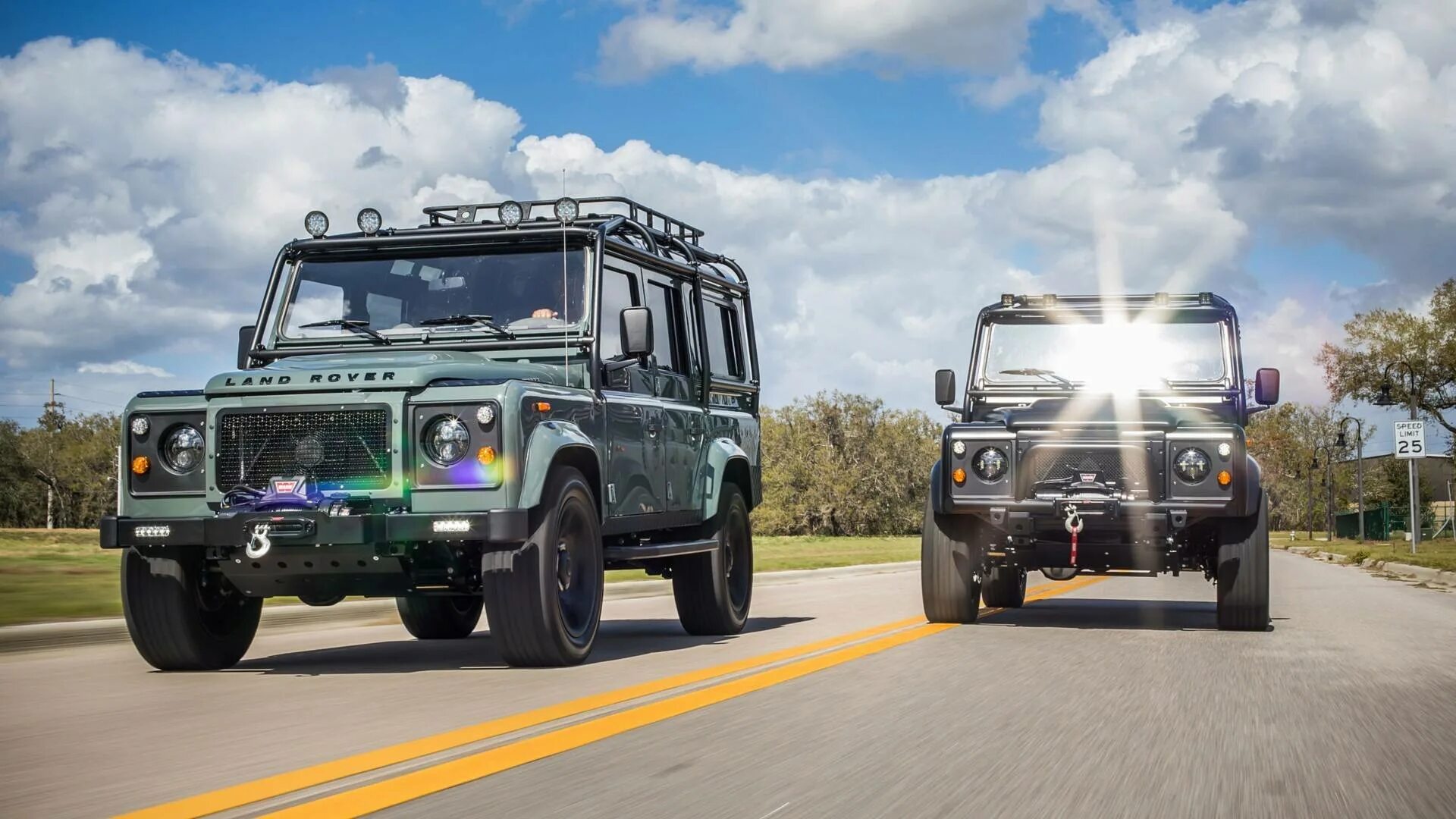 Defender full. Ленд Ровер Дефендер 110. Дефендер 2020 экспедиционник. Land Rover Defender 90 оранжевый. Дефендер 110 и Хаммер.