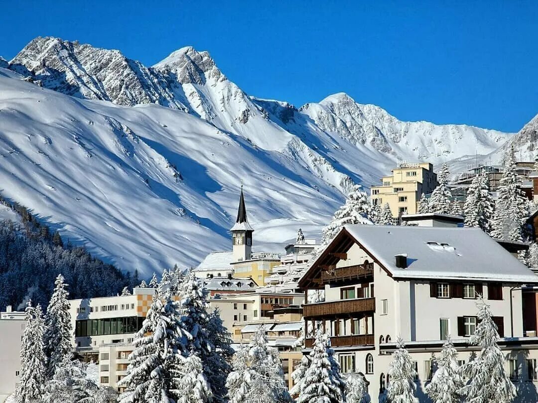 Страна известный курорт. Курорт Ароза Швейцария. Швейцария Альпы горнолыжные курорты. Граубюнден Швейцария. Ароза курорт Альпийский.