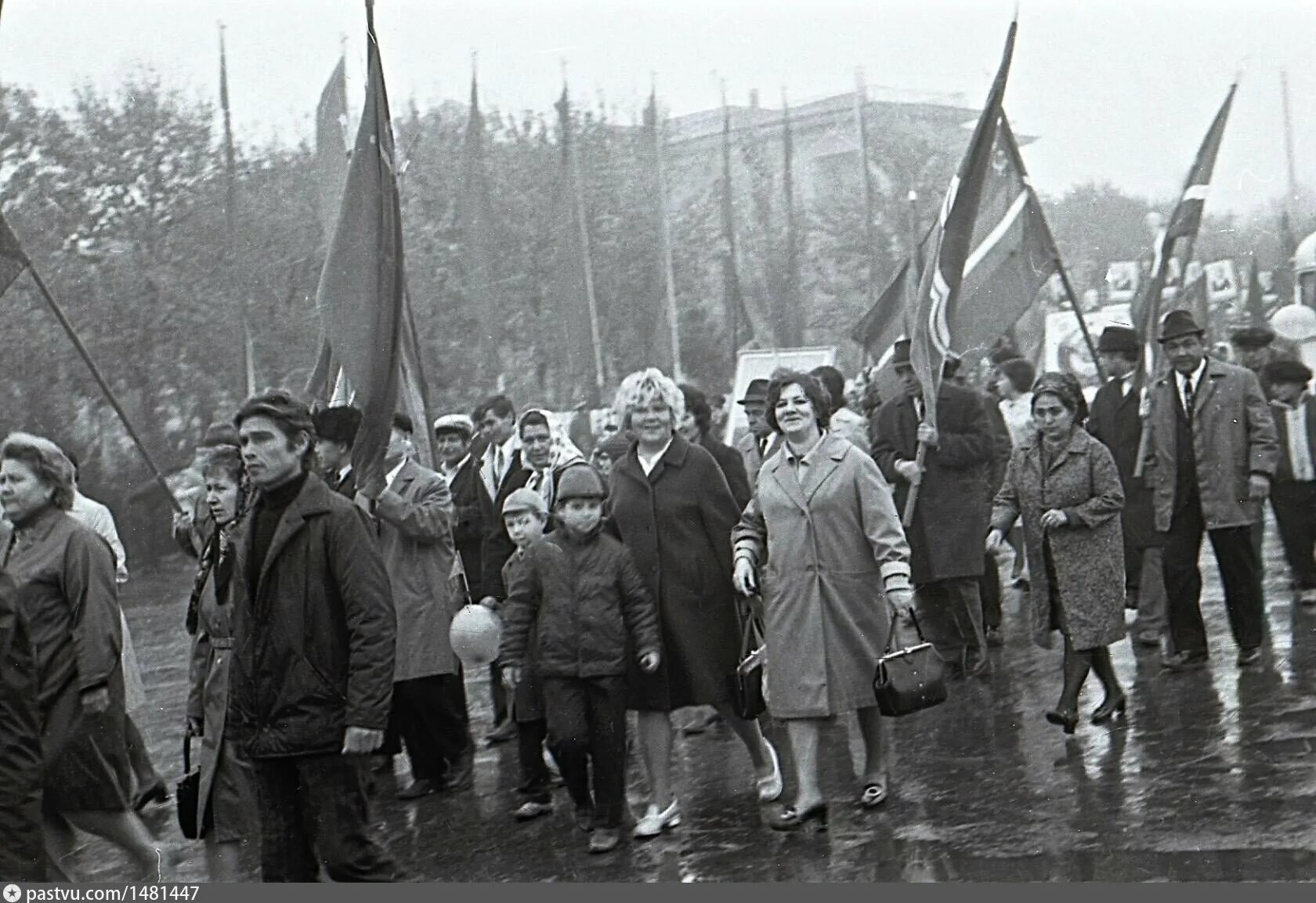 7 ноября какой события. Демонстрация 7 ноября. Демонстрация 7 ноября в СССР. Парад 7 ноября 1990. Парад на 7 ноября 1972г..