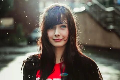 Милая девушка взяла