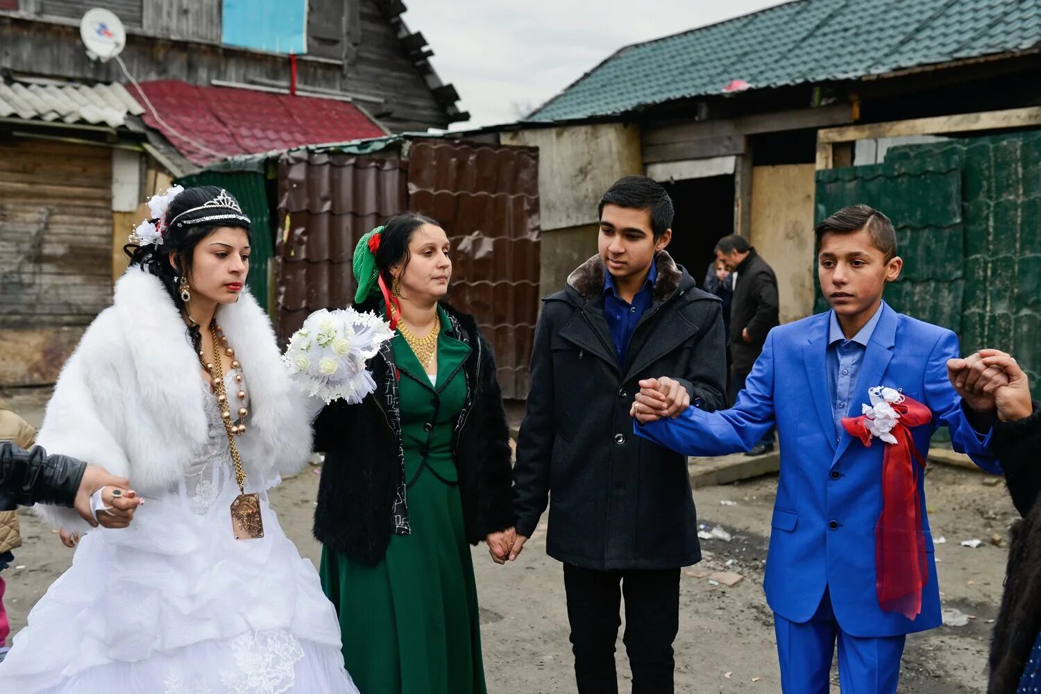 Первая брачная ночь у цыган в 14. Цыганские свадьбы, маша тахир.. цыганская свадьба в таганроге. цыганская свадьба таганрог поселок троицкое. цыганский поселок.