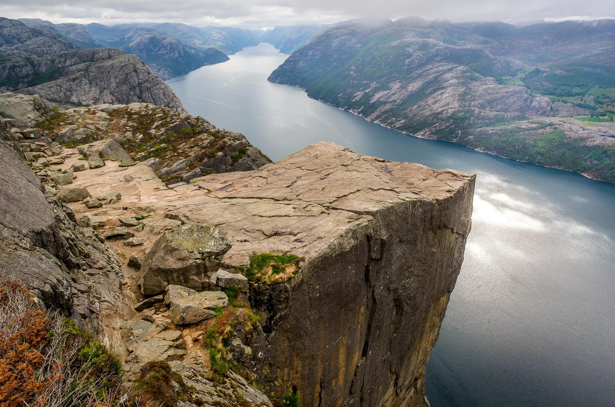 Край сколы. Скала Прекестулен Норвегия. Люсе-Фьорд Норвегия Прекестулен. Прекестулен — гигантский каменный утёс.. Утес Прекестулен Норвегия без людей.