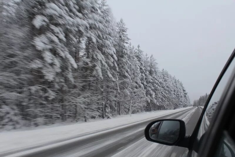 Зима из окна автомобиля. Зимний вид из машины. Вид из окна машины зимой. Зимняя дорога из окна автомобиля.