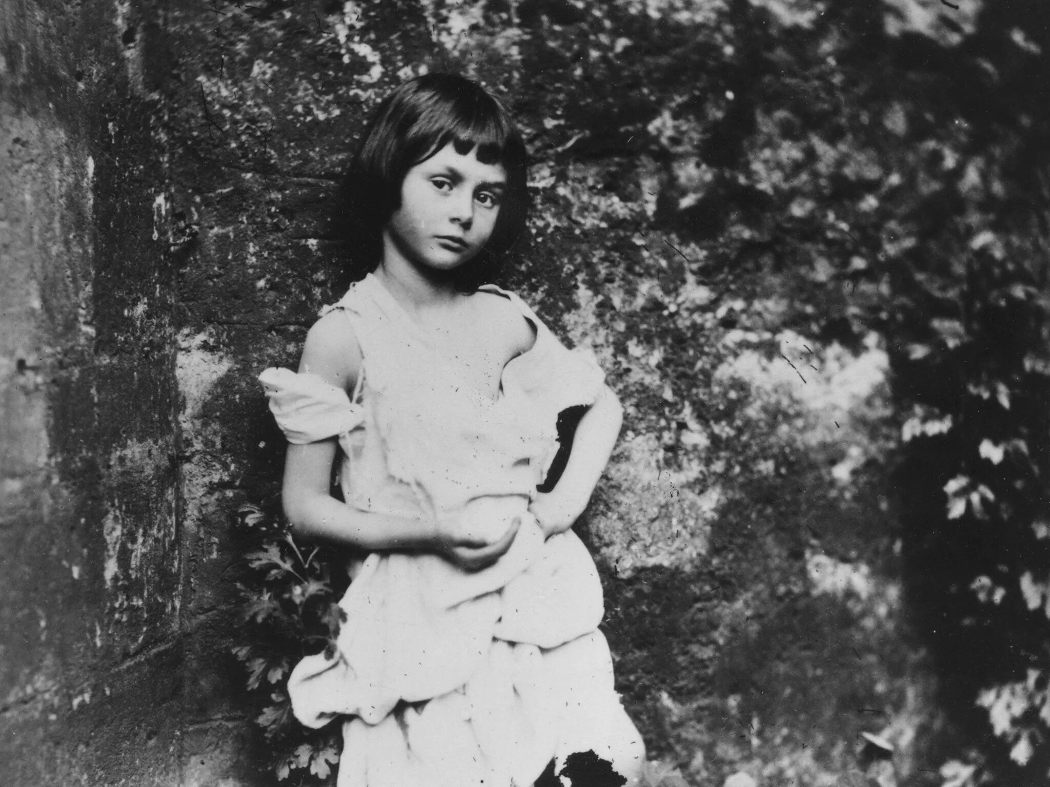 Alice lewis. Алиса Плезенс Лидделл. Алиса Лидделл и Льюис Кэрролл. Льюис Кэрролл с Алисой Лиддел. Алиса Лидделл (1852-1934.