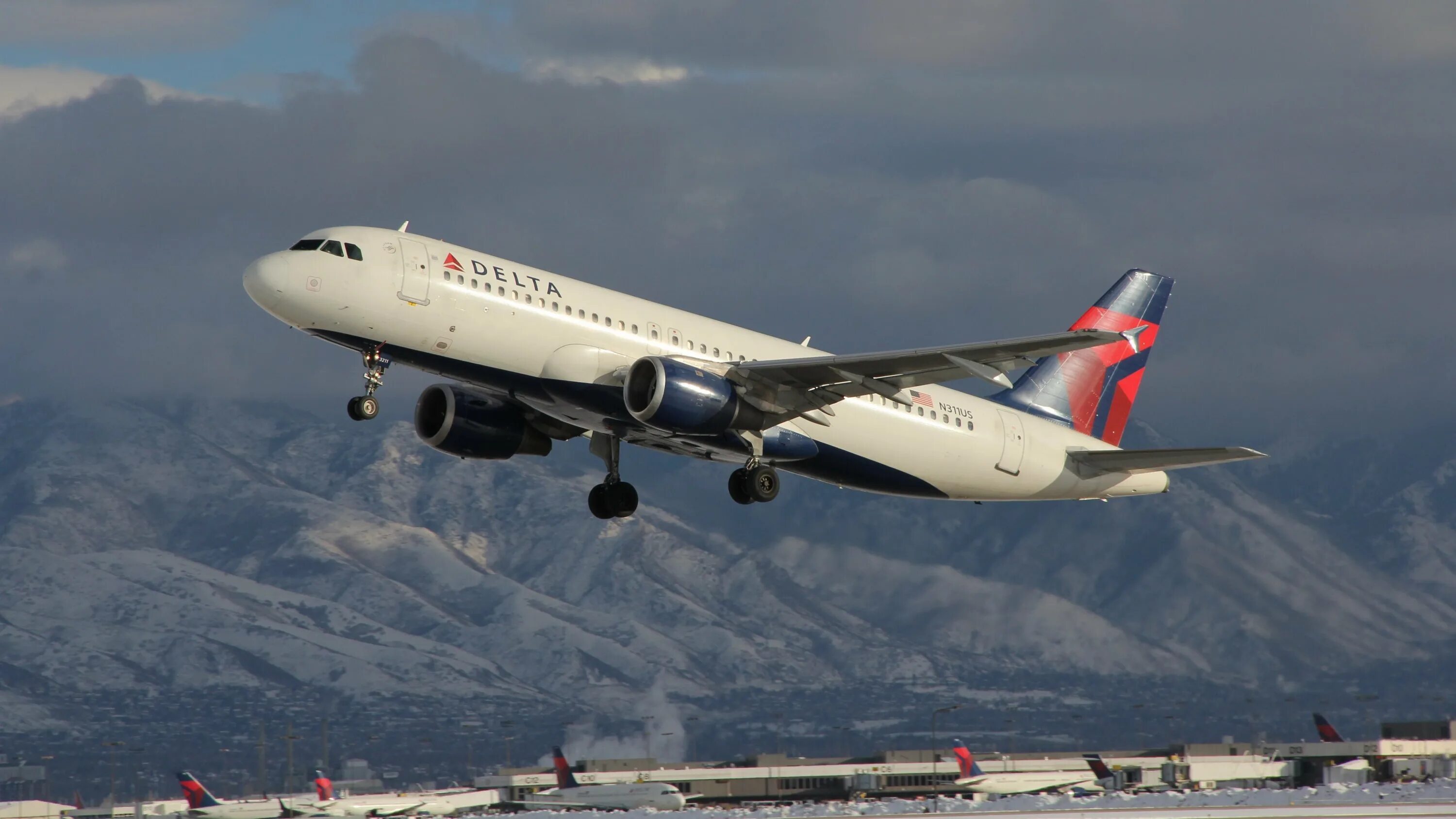 Airbus a320. Самолёт Airbus a320. Воздушного судна Airbus a320. Аэробус 320 взлет. Самолет Эрбас а 320.