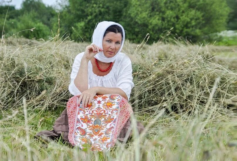 Видео деревенские женщина. Сельские женщины. Русская женщина в деревне. Деревенская женщина в возрасте. Здоровая деревенская женщина.