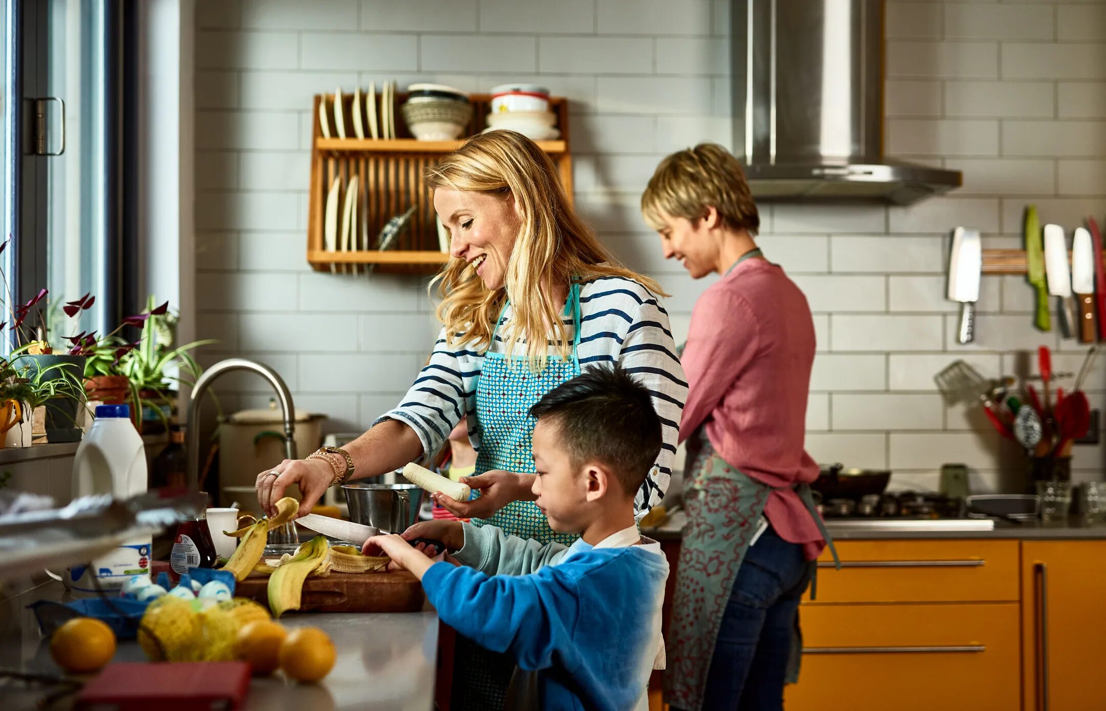 Семья на кухне. Семейная кухня. Счастливая семья на кухне. Идеальная семья на кухне.