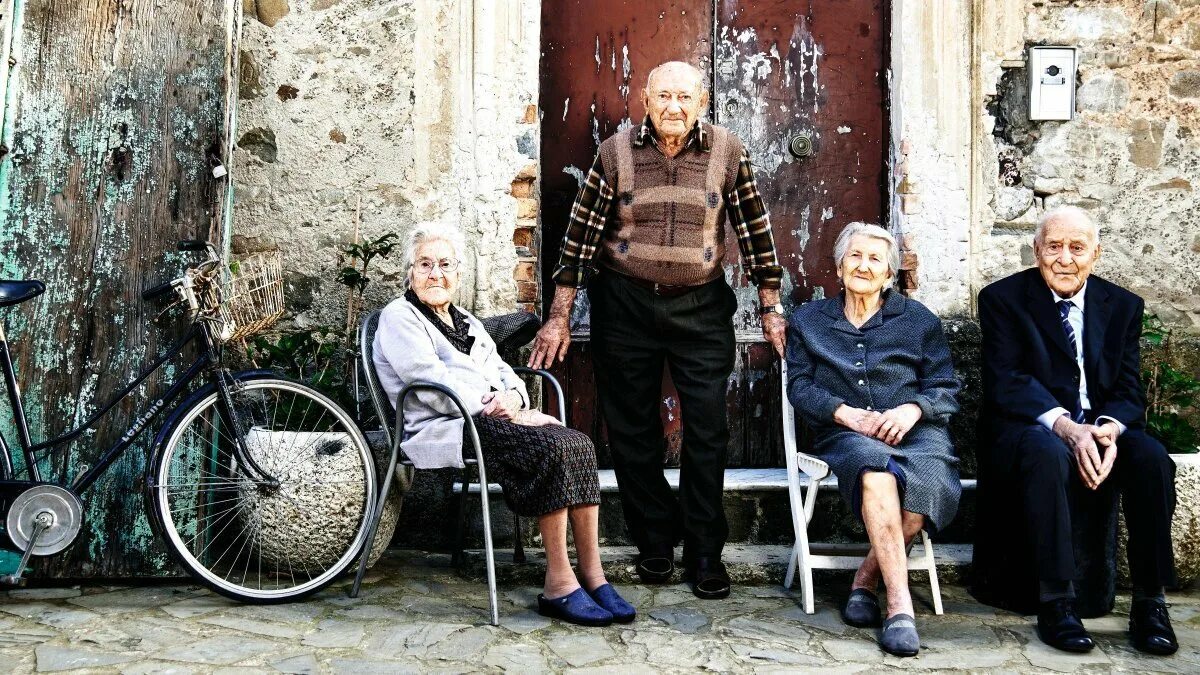 В Италии Аччароли долгожители. Старики в Италии. Пенсионеры в Италии. Пожилой итальянец.