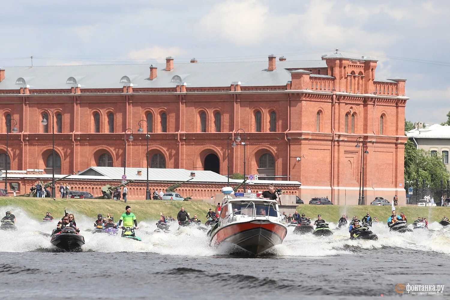 Аквабайкеры Невы. Парад гидроциклов на Неве. Парад аквабайков. Водный мотоцикл на Неве. Невские воды спб