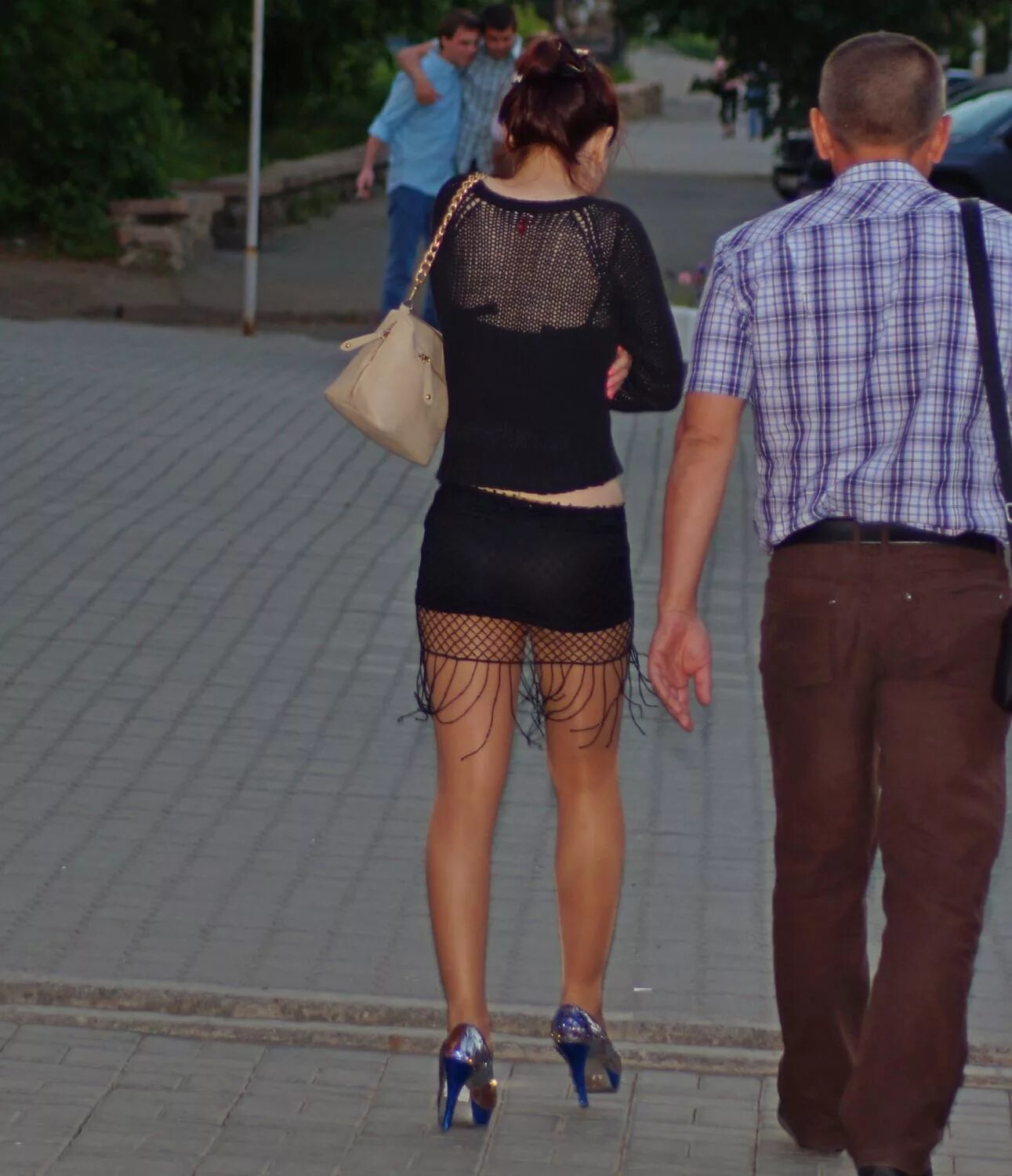 Очень короткая юбка. Прозрачная юбка короткая. Короткие юбки на улице. Неприлично короткая юбка.