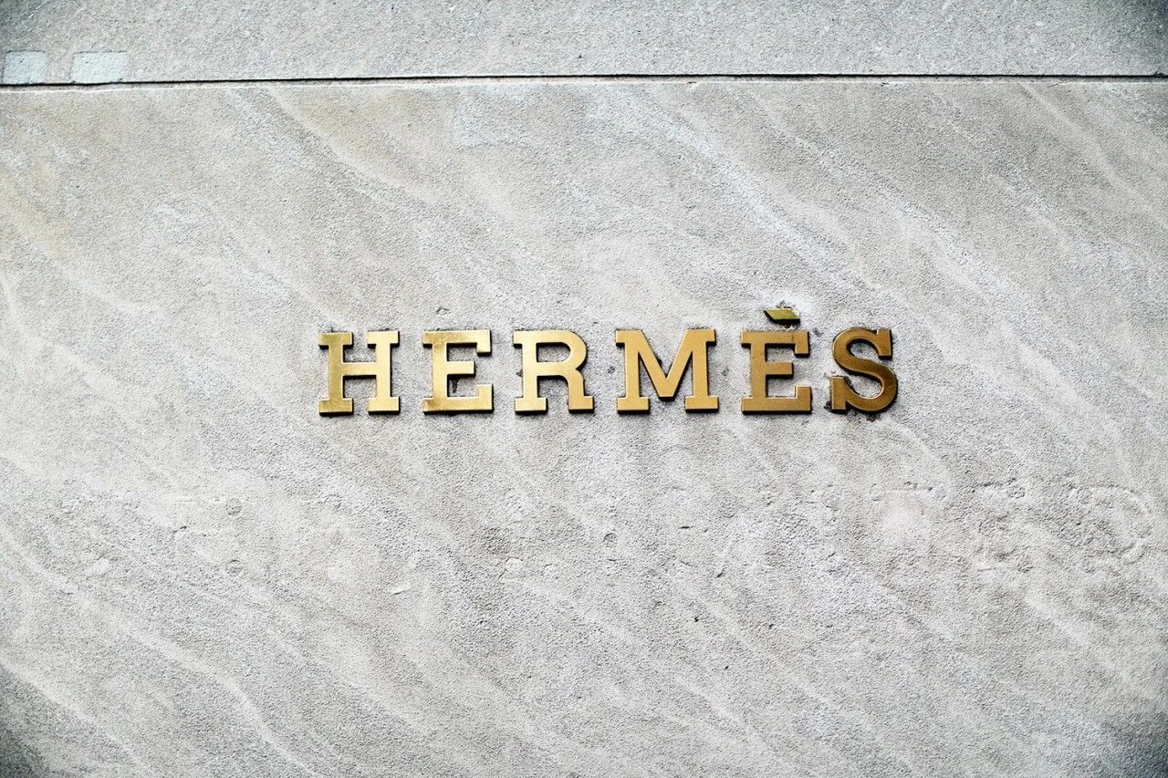 Hermes надпись. Хермес логотип. Hermes Paris логотип. Гермес фирменный знак. Как произносится hermes