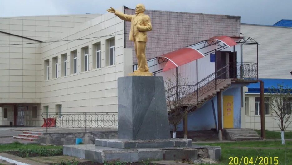 Памятник Ленину поселок веселый. Пгт веселое Запорожской обл. Село веселое Запорожская область. Памятник Ленину в Запорожской области.