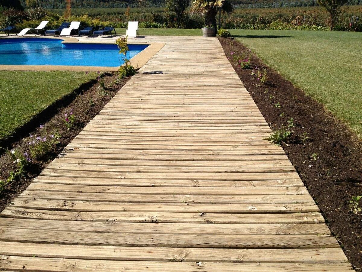Садовый паркет дпк «cm garden». Деревянный настил на даче дорожка. Садовая дорожка из лиственницы на тканевой ленте. Деревянная дорожка настил. Садовые дорожки дпк.