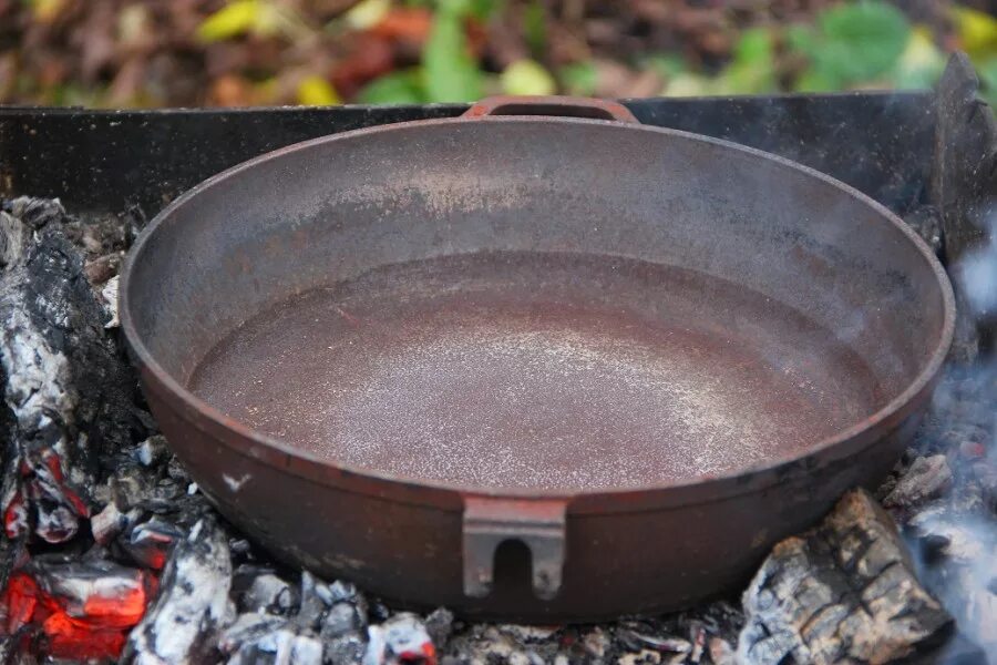 Нагар на сковороде. Почему чугунная сковорода ржавеет. Чугунная сковорода проржавела. Грязная чугунная сковорода. Старинная сковорода.