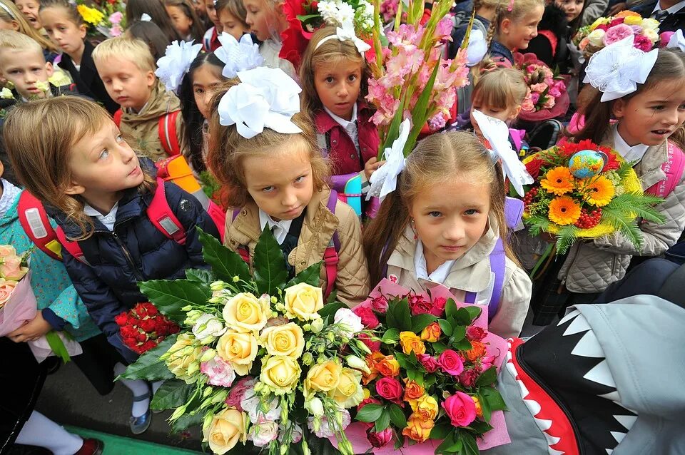 Стильный образ первоклассницы. Образ первоклашки. Первоклассника ведут в школу. Первоклассник с цветами. 1 сентября линейка в школе.