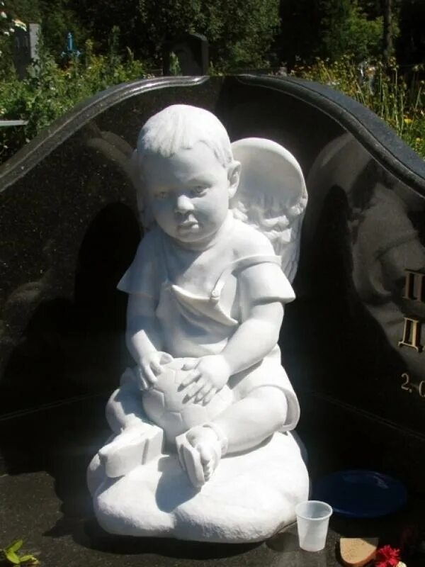 Памятники для детей. Памятник младенцу. Детские памятники с ангелочками. Детские памятники на могилу. Памятник младенцу на могилу.