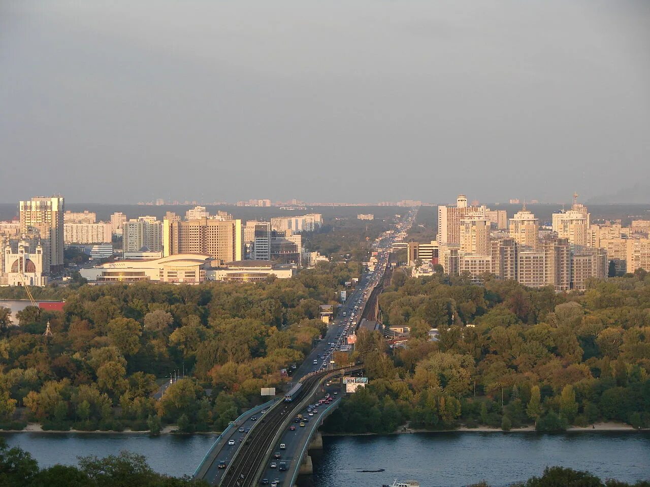 Днепр левый берег сегодня. Броварской проспект Киев. Левобережный Киев. Киев правый берег Днепра. Левый берег Киева.