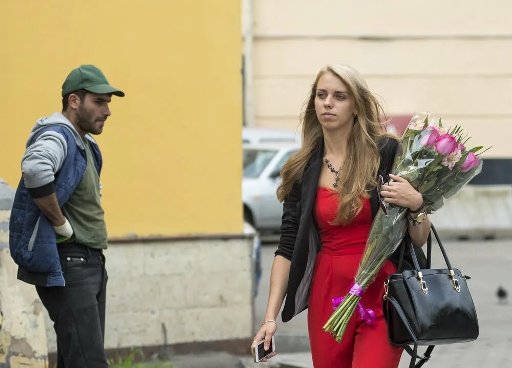 провожая взглядом. кристина хендрикс 2021. провожая взглядом. провожая взглядом. человек курица кости сериал.