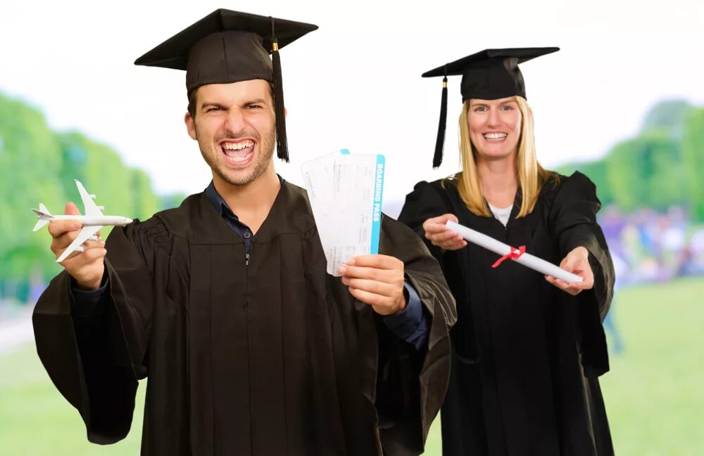 Graduating student is. Счастливые выпускники. Радостные студенты. Радостные студенты в шляпах. Счастливый студент [ng.