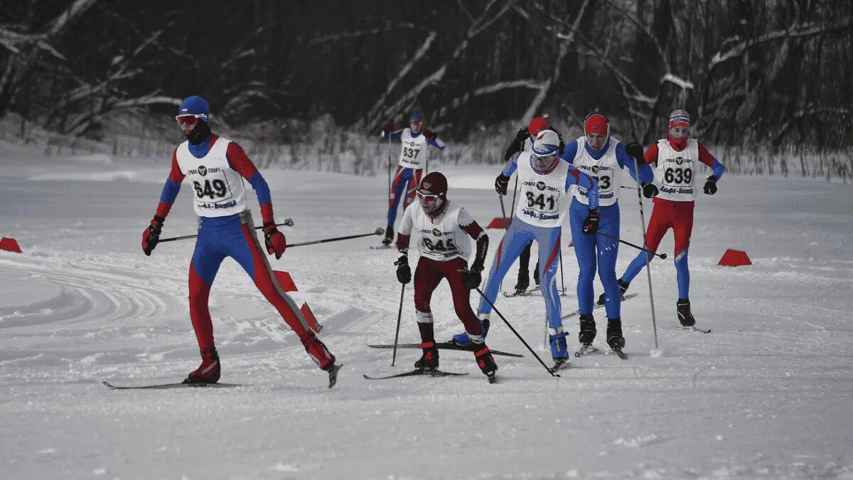 Лыжные гонки усть-катав уквз. Лыжные гонки в усть катаве. Лыжные гонки гонки. Соревнования на лыжах москва. Лыжные гонки.