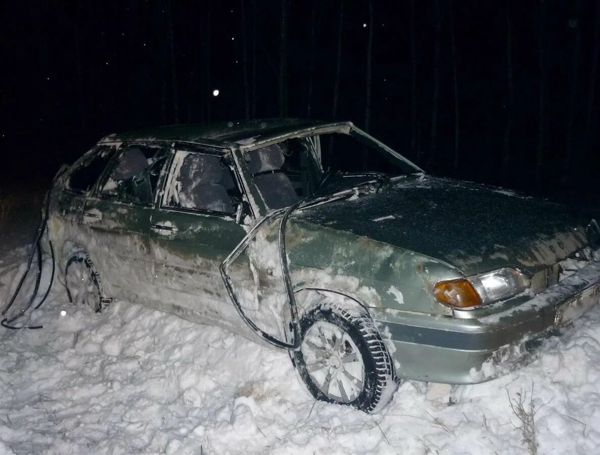 Разбитый ниссан максима. Разбитая машина зимой. Разбитый шевроле круз зимой. Субару импреза битая. Разбитая машина зимой авария.