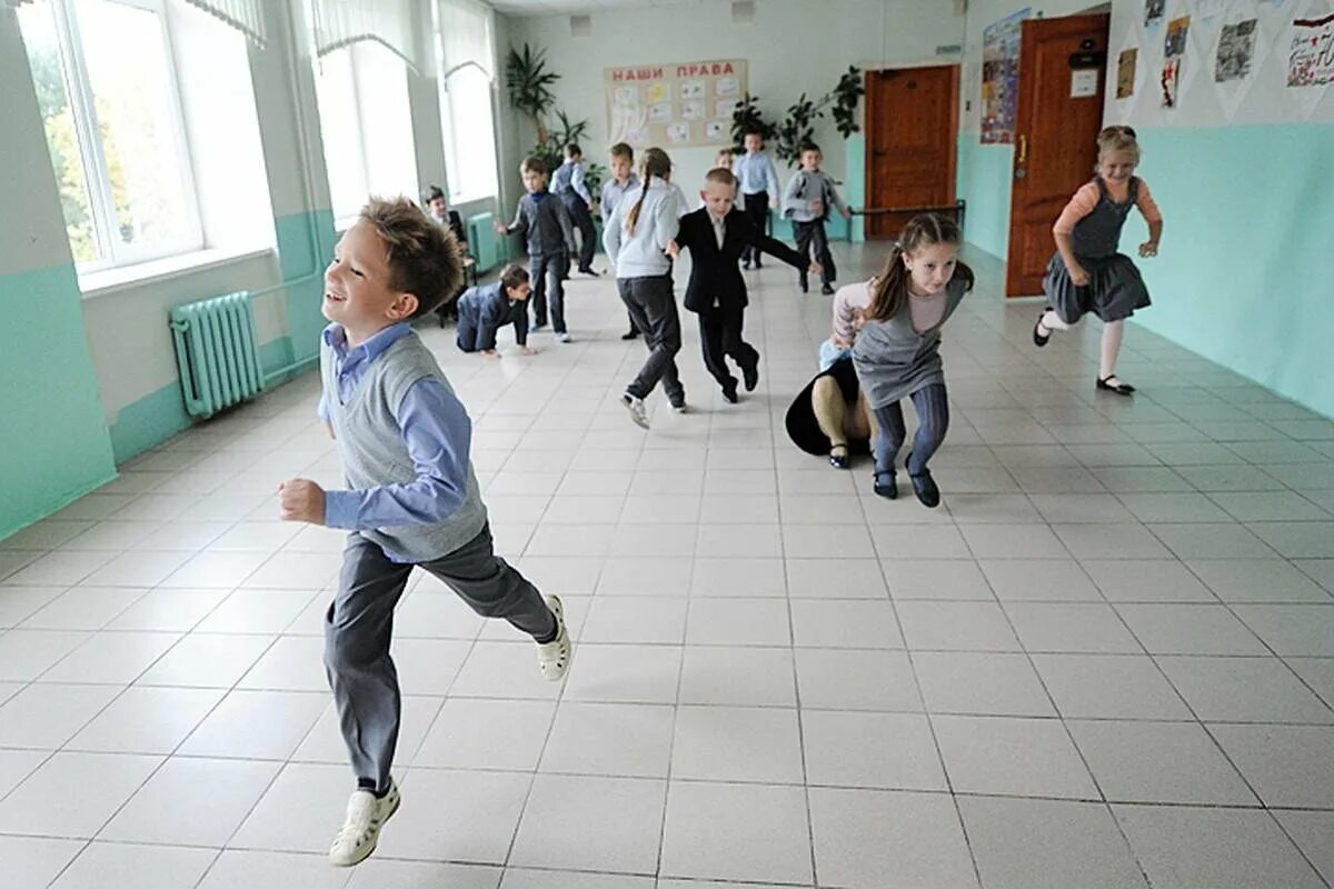 Ученики в школе туалеты. Школьный коридор с детьми. Перемена в школе. Школьник бежит. Дети бегут в школу.