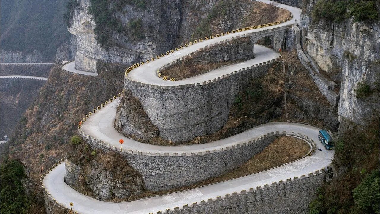 World most dangerous. Горная дорога Тяньмэнь, Китай. Китай гора Тяньмэнь небесные врата. Национальный парк "гора Тяньмэнь", Китай. Горный серпантин Китай.