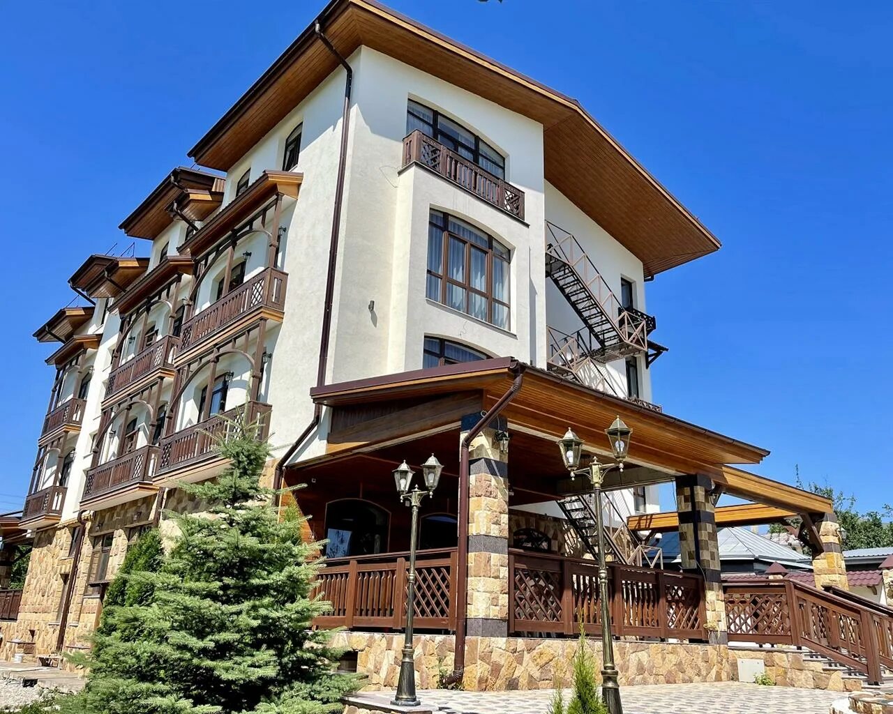 Кисловодск отели и гостиницы 2023. Гостиница империал кисловодск. Гостиница бристоль кисловодск. Отель симфония корпус колоннада. Отель le bristol кисловодск.