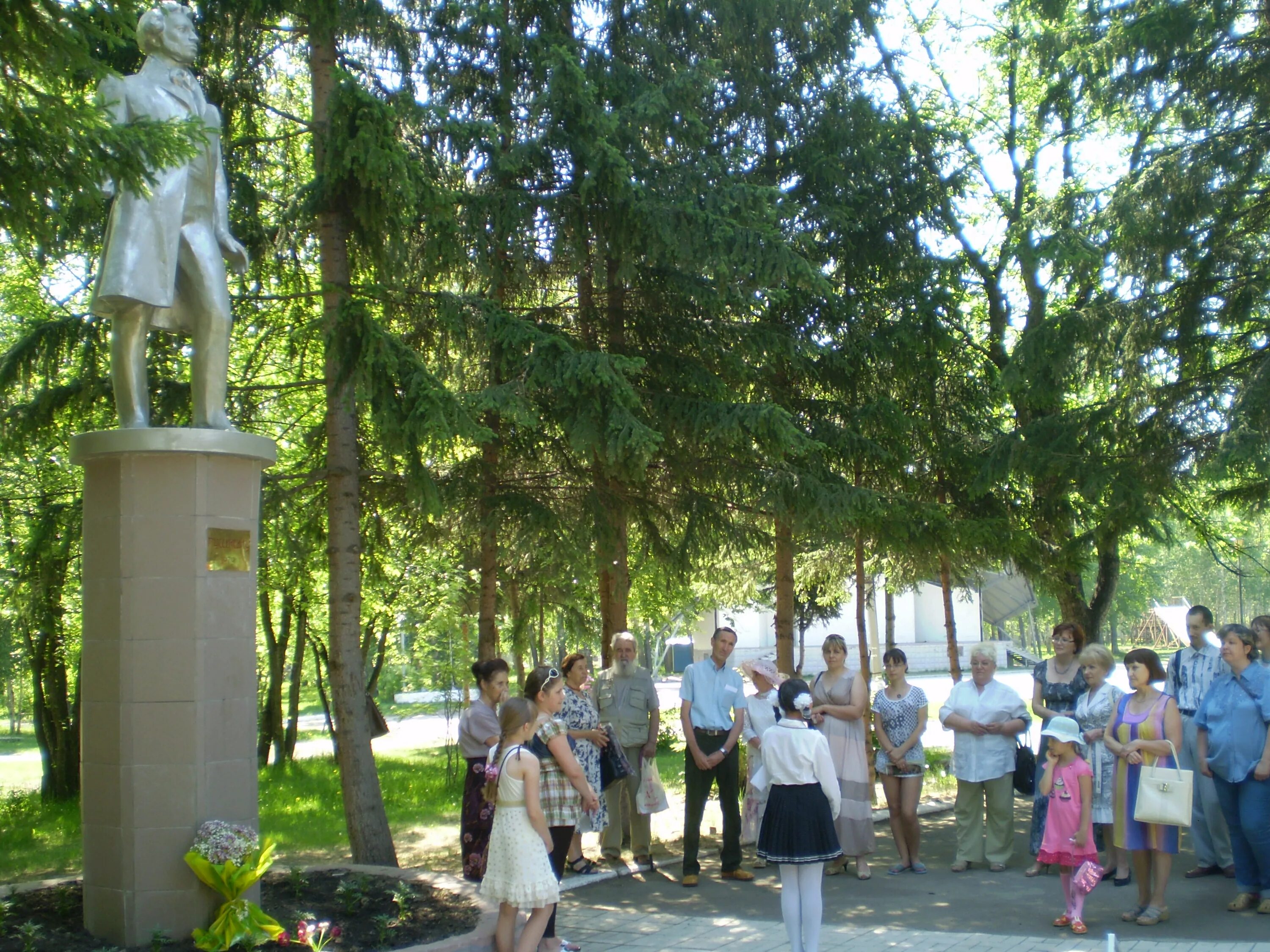 памятник пушкину в сарапуле. юрга кемеровская область парк пушкина. пушкин юрга. парк имени пушкина юрга. памятник пушкину в юрге.