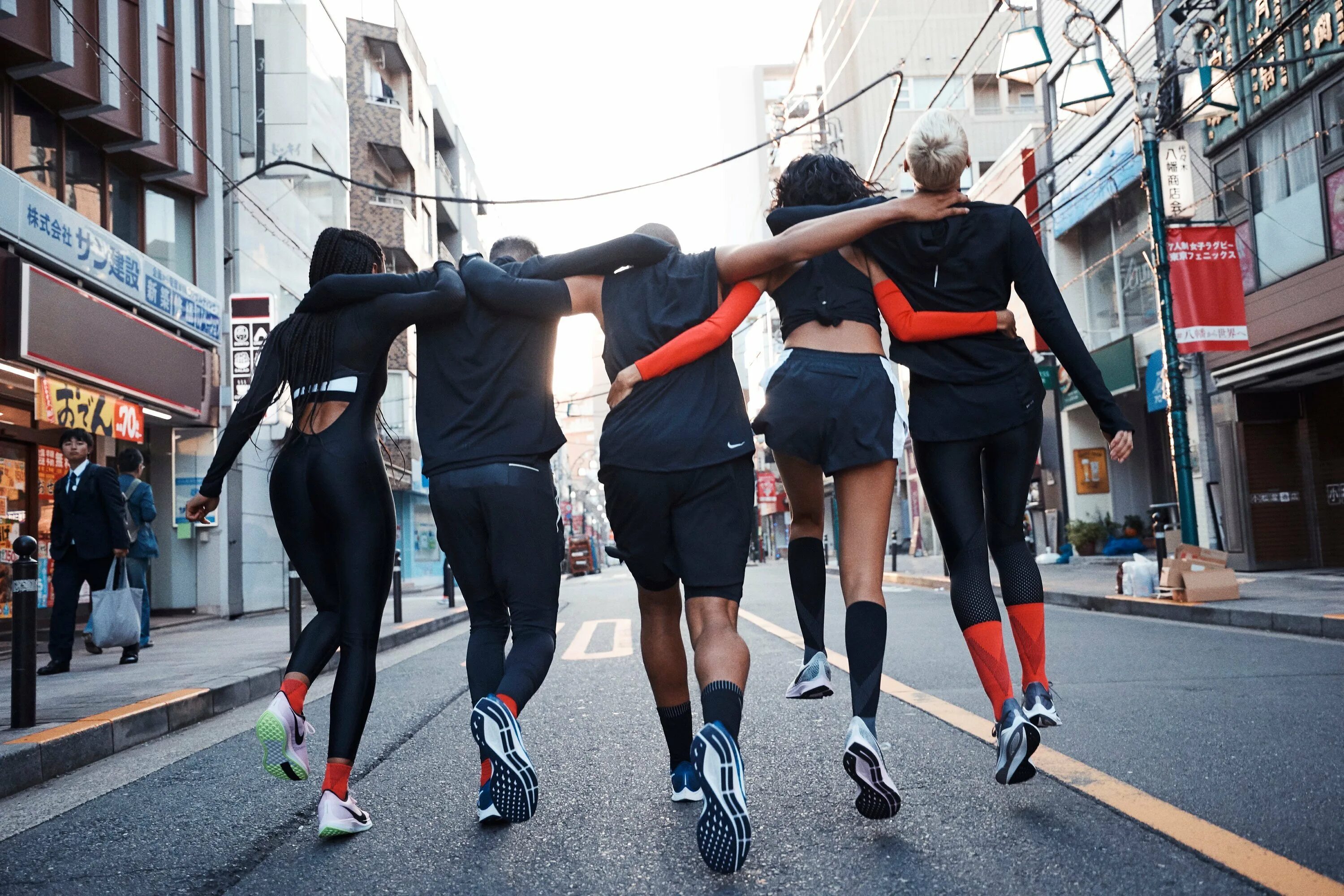 Nike Running. Nike Running бег. Nike люди. Экипировка для бега на улице.