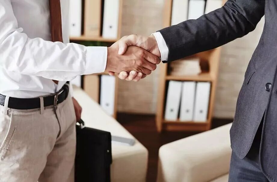 Сделка которая прикрывает другую. Пожатие рук. Скрещенные пальцы за спиной. Договоренность между людьми. Выгодная сделка.