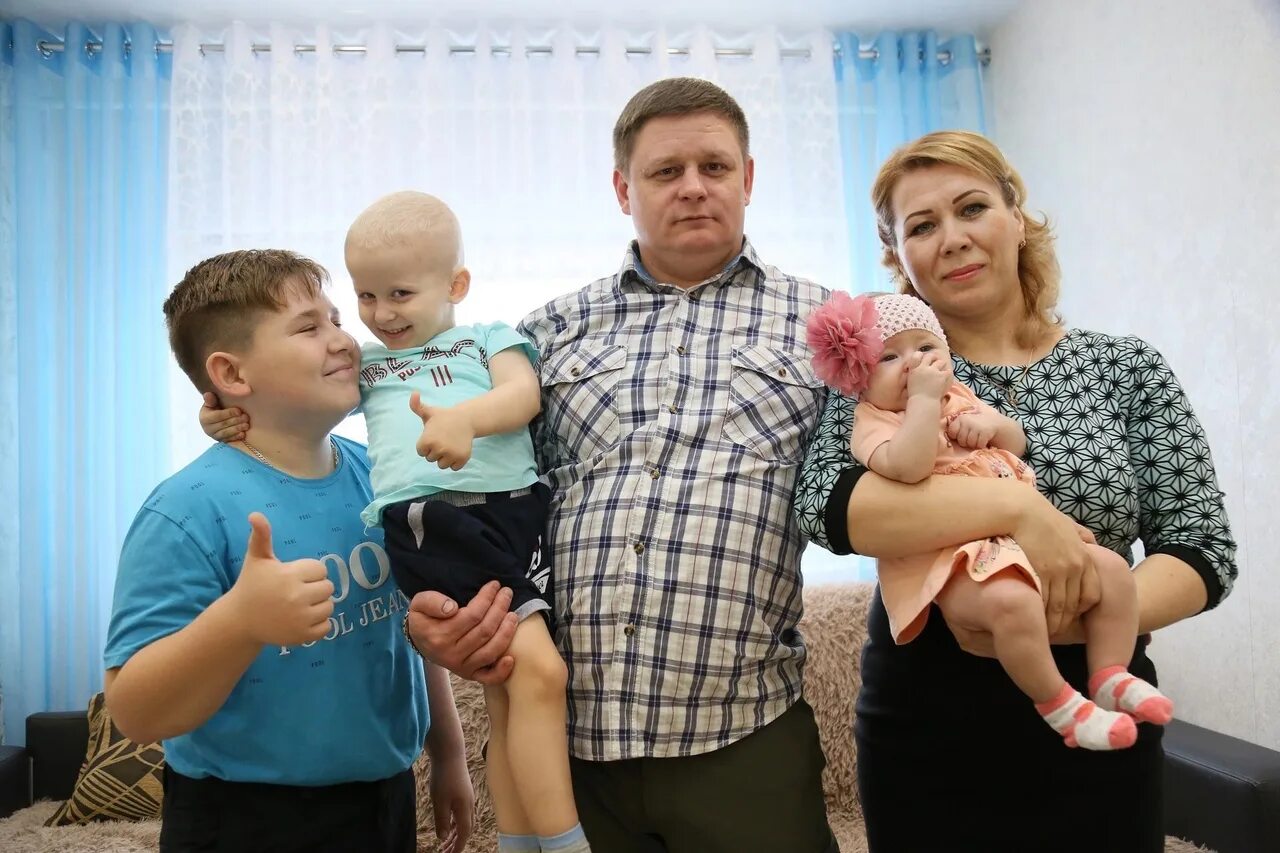 Многодетная семья. Многодетные малоимущие семьи. Многодетная семья 2021. Многодетная семья в Муравленко.