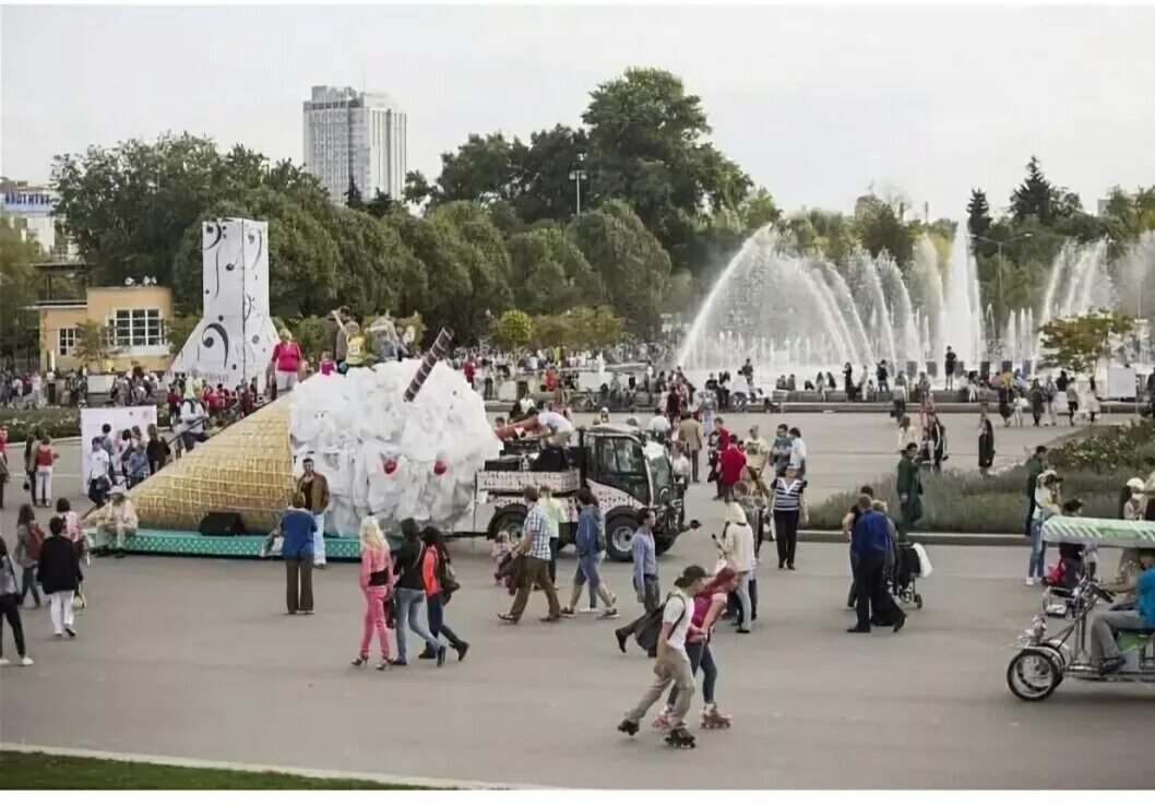 Парк горького гуляния. Парк культуры Горького Москва. Парк Горького день города. Парк Горького Москва 2010. Парк культуры сейчас Москва.