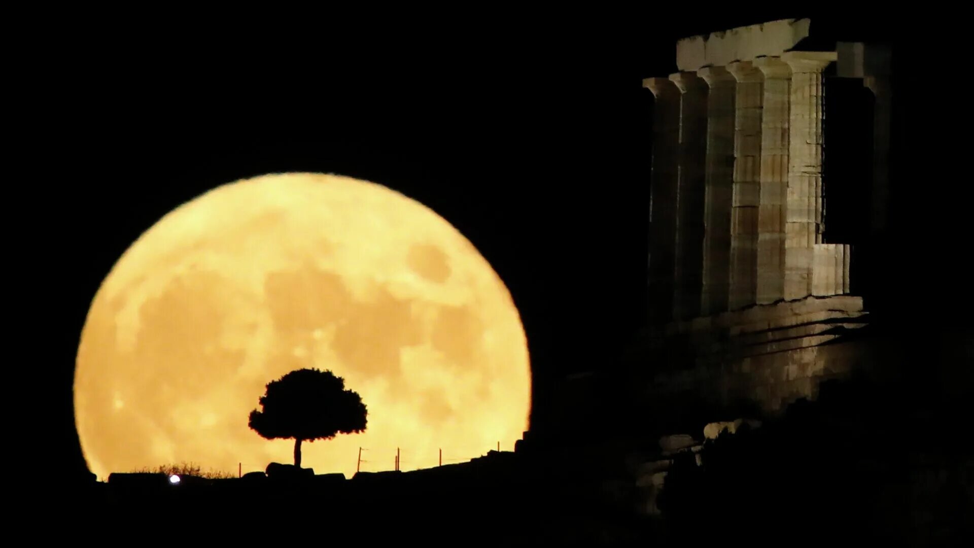 Храм Посейдона на мысе Сунион в полнолуние. Луна в полнеба. Взрыв Луны. Голубая Луна 31 октября 2020.