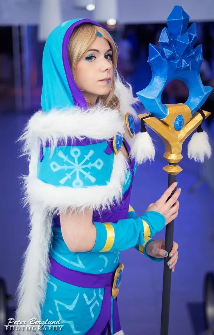 Cos play 2. Кристал мейден дота 2 косплей. crystal maiden dota 2 cosplay. косплей костюмы дота 2. дазл дота 2 косплей.
