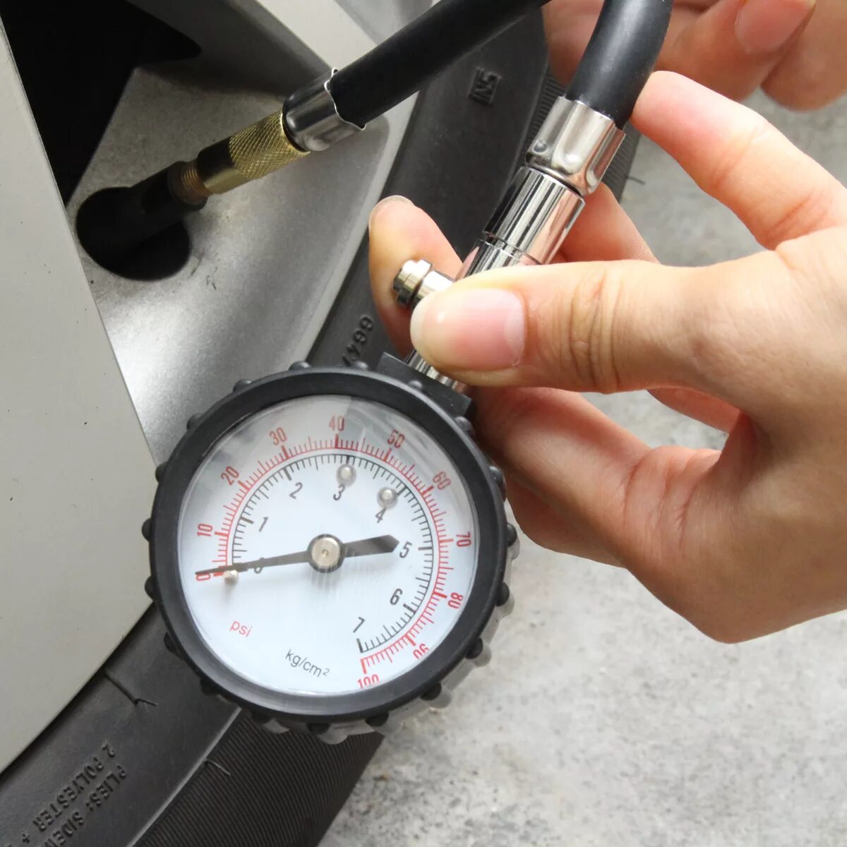 Измерение давления автомобиля. Манометр давления в колесах. Измерение давления в колесе. Замер давления в шинах. Измерить давление в колесе.
