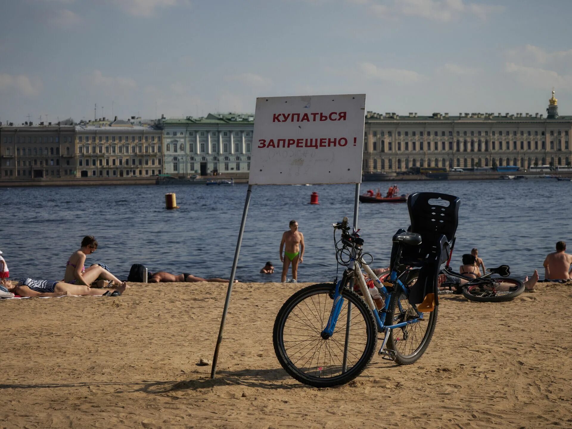 Петербург где можно купаться. Пляж Санкт-Петербург. Пляж в Питере. Городской пляж в Питере. Место для купания.