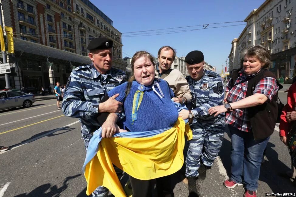 Люди поддержавшие украину. Человек с украинским флагом. Украинцы в Москве.