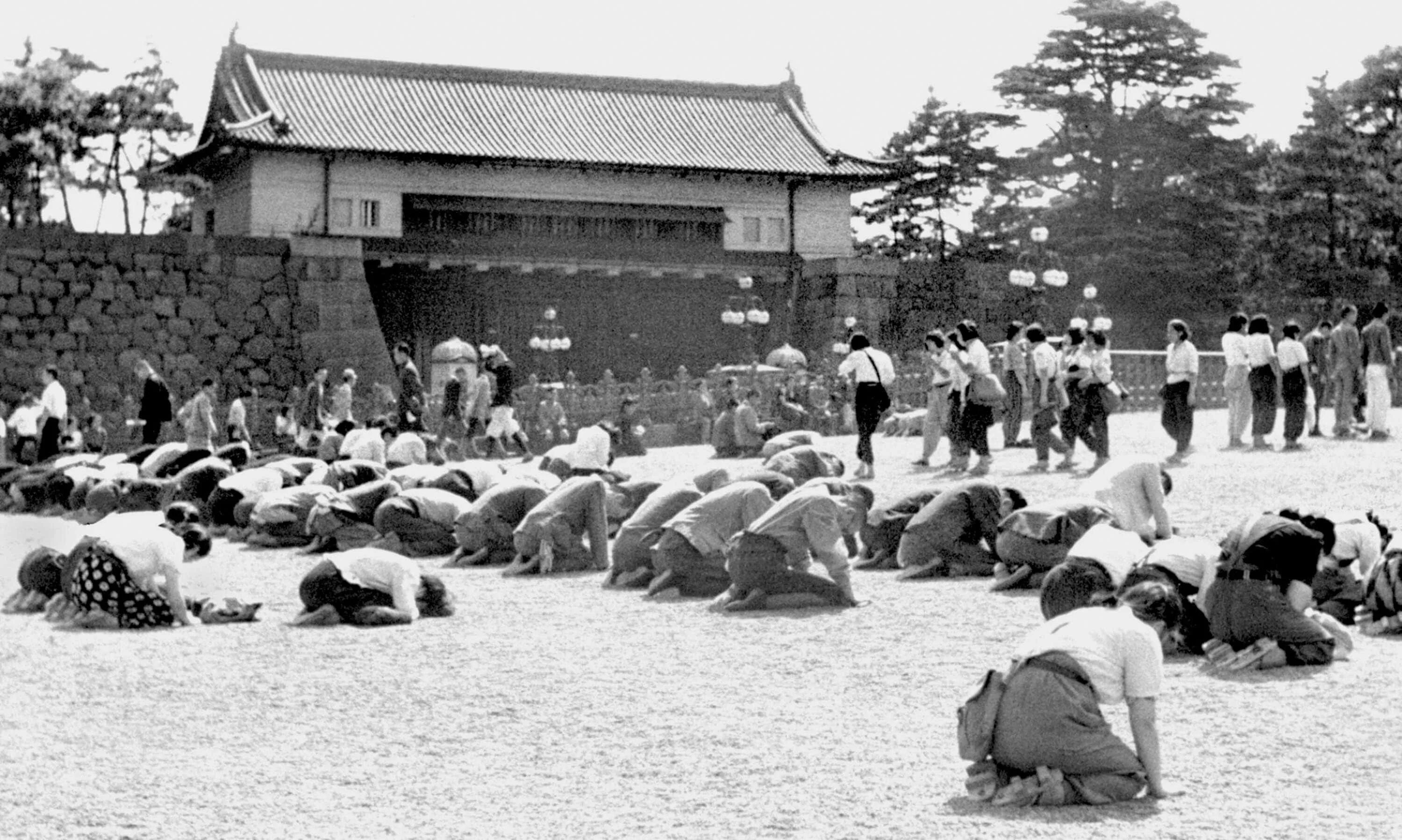 Япония сколько погибло. Оккупация Японии 1945. Япония ww2. Оккупация Японии союзными войсками. Япония 19 век дворец Хирохито.