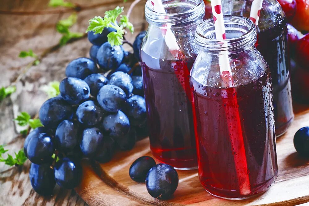 Сок виноградный домашний рецепт. Виноградный сок. Виноград сок. Темный виноградный сок. Свежевыжатый виноградный сок.