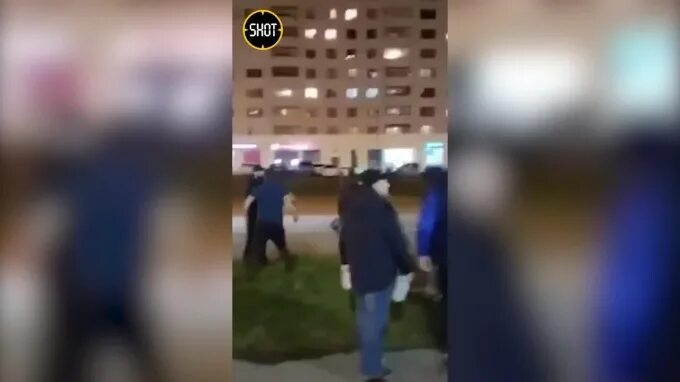 Нападение на мужчину с ребёнком в новой Москве. Мигранты напали на мужчину с ребенком. Били со всех сторон: массовое нападение на отца с ребенком.