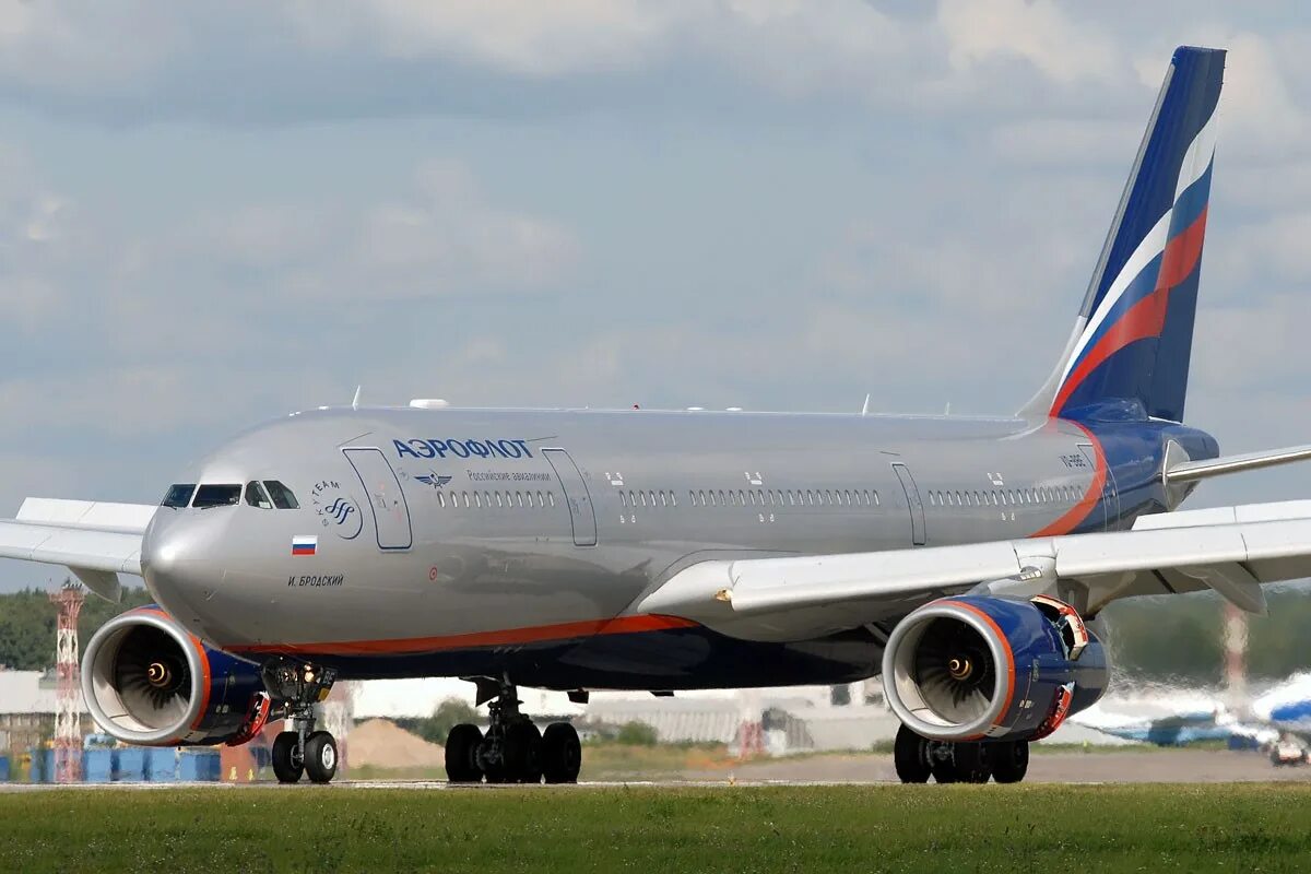 Aeroflot plane. Аэробус а330-200. Airbus a330 Аэрофлот. Аэробус а330 Аэрофлот. А-330-200 самолет Аэрофлот.